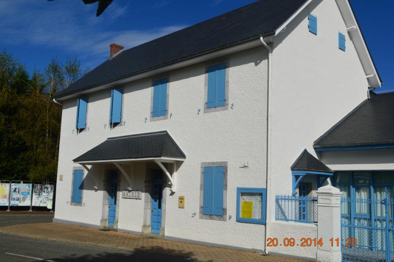 La Mairie d'Aast est érigée dans un bâtiment à façade blanche.