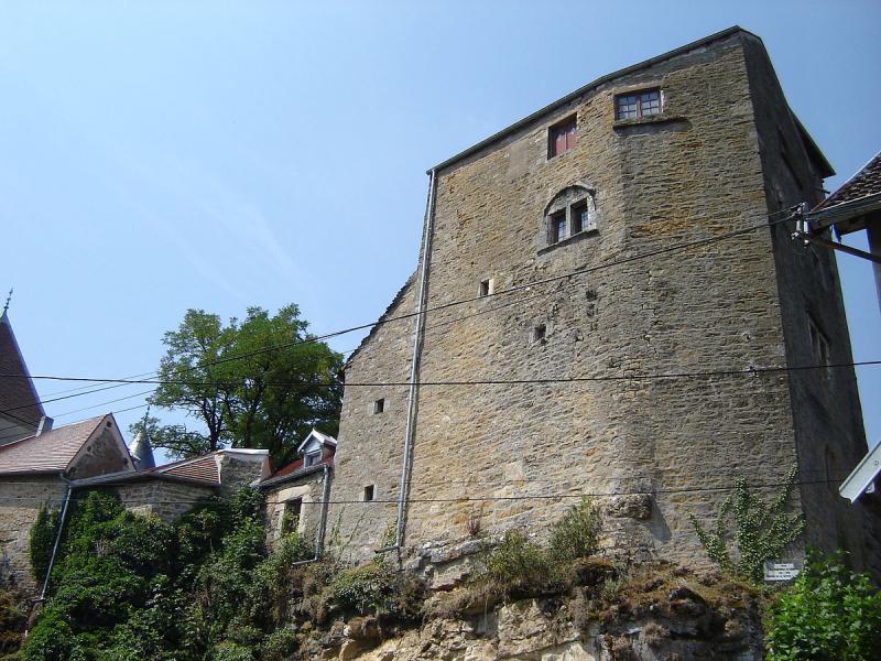 Le donjon du château d'Abbans-Dessus.