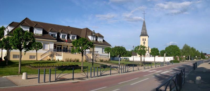 La Mairie et l'église d'Abergement-la-Ronce.