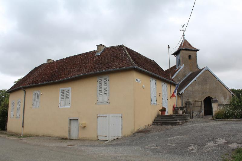 Mairie et église d' Abergement-le-Grand.