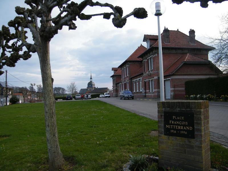 La place François-Mitterrand avec la mairie et l'école.