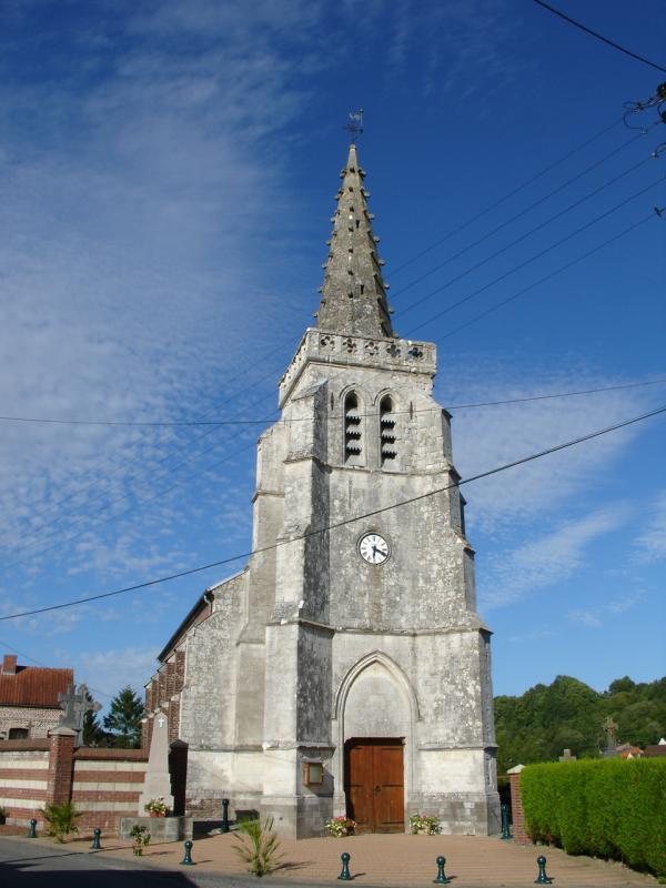 Photo du monument aux morts et de l'église Saint-Léger.