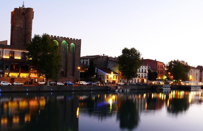 Ville d'Agde de nuit.