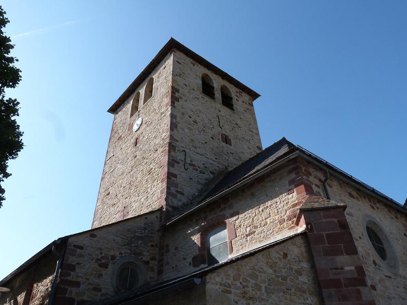 Photo du clocher de l'église d'Agen-Aveyron.