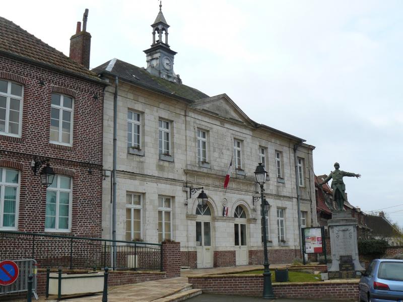 La mairie d'Agny et le monument aux morts, dans le département du Pas-de-Calais.