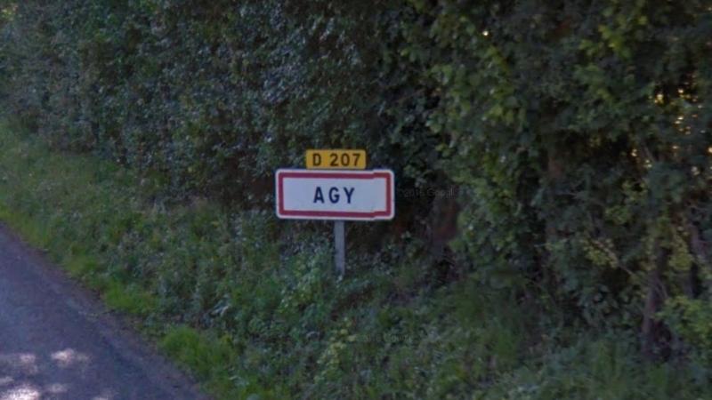 Le panneau d'entrée de la ville d'Agy.