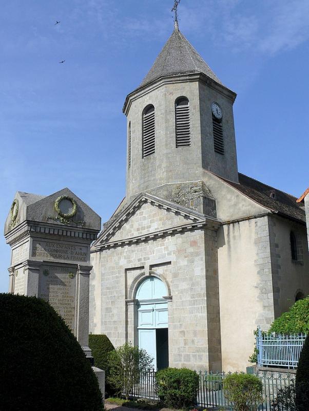 Façade occidentale et monument aux Morts de l'église Saint-Sylvain d'Ahun, dans le département de la Creuse.