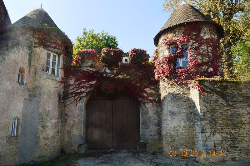 Le portail de l'ancien prieuré des Abbés de Saint-Etienne de Dijon, à Ahuy, dans le département de la Côte-d'Or.
