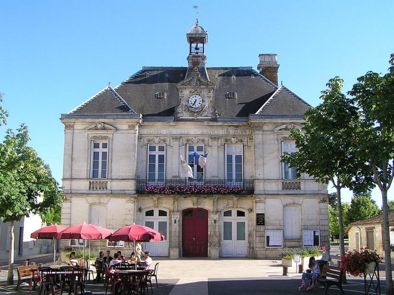  Vue de la mairie d'Aigre.