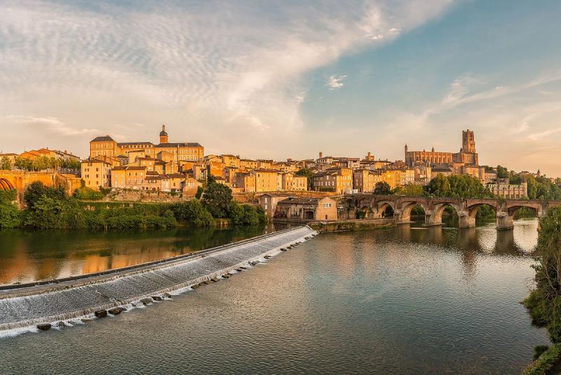 Albi au coucher du soleil, cette image montre la vieille ville et l'église Sainte-Cécile au milieu, le pont du 22 août 1944 sur la gauche, et le Pont Vieux sur la droite, dans le département du Tarn.