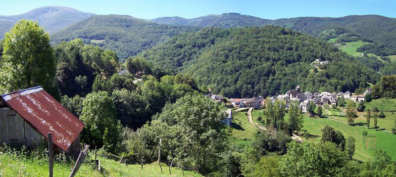 Le village d'Alos, vu du hameau de La Pauze, dans le département de l'Ariège. 