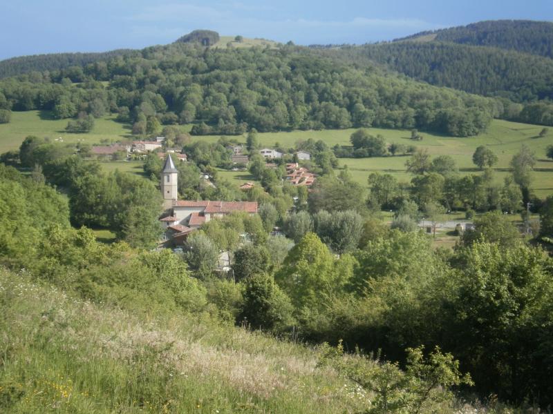 Village d'Alzen vu depuis le sentier qui mène à la chapelle.