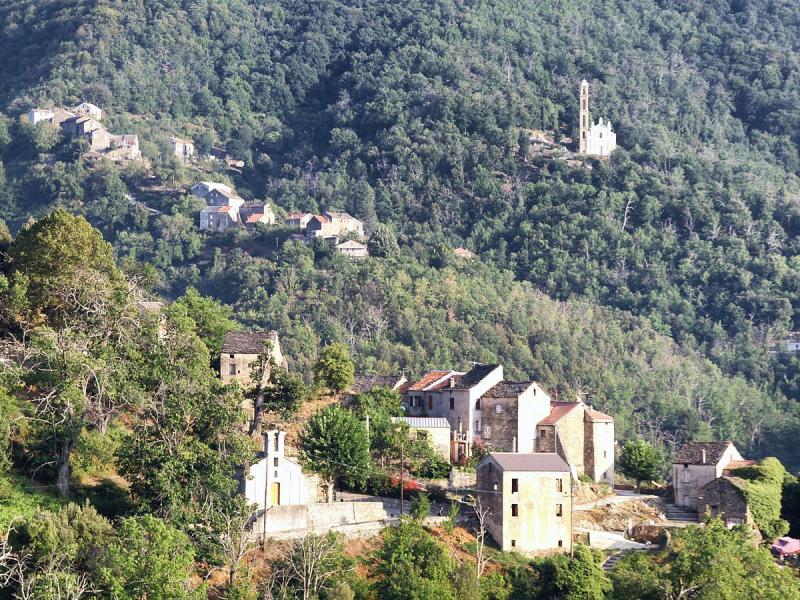 Vue du village d'Alzi (avant-plan). En arrière-plan, le hameau de Poggio et l'église Sant-Andréa dite « cathédrale du Bozio », dans le département de la Haute-Corse.

