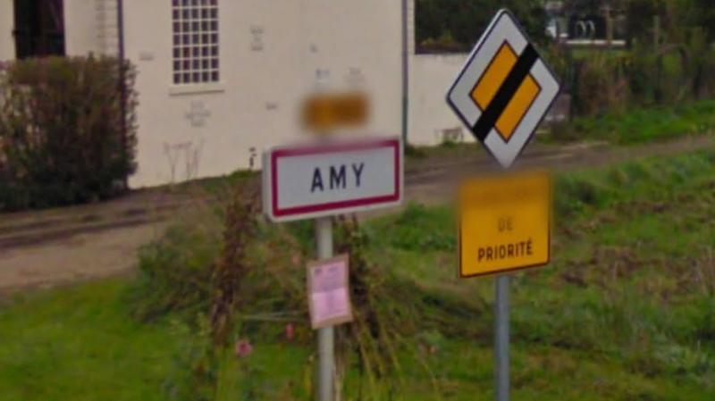 Le panneau d'entrée de la ville d'Amy.
