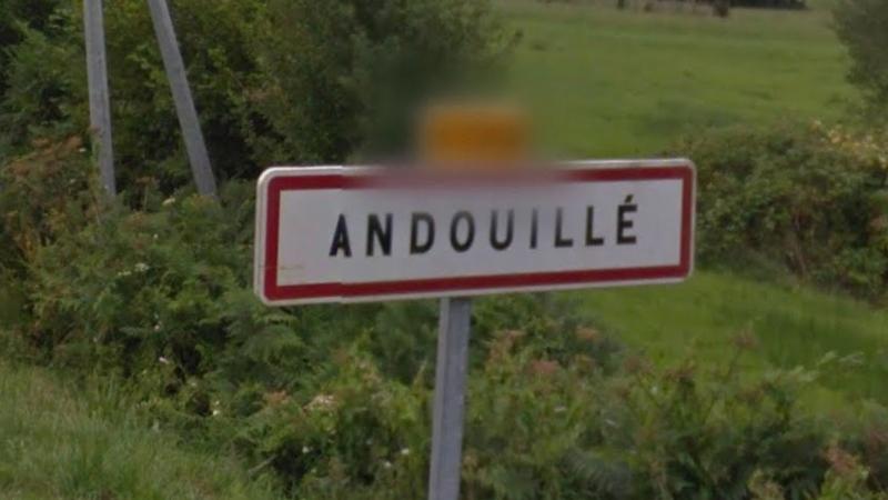 Panneau d'entrée du village de Andouillé, dans le département de Mayenne en région Pays de la Loire, France.