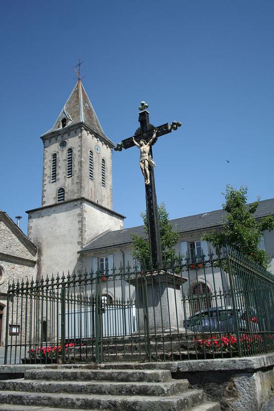 Léglise Notre-Dame-de-l'Assomption et la croix à Anglès, dans le département du Tarn.