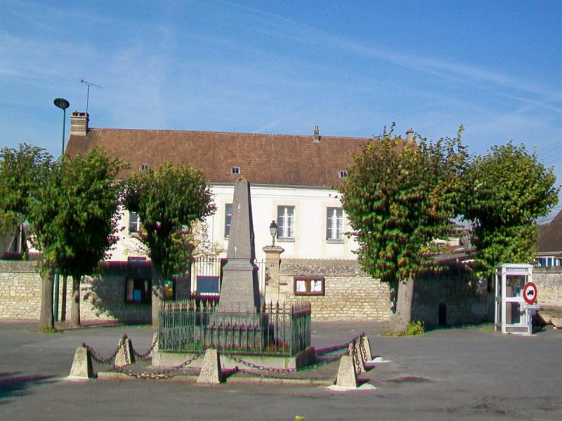 Mairie et monument aux morts, place Henri-Barbusse, à Angy, dans le département de l'Oise .