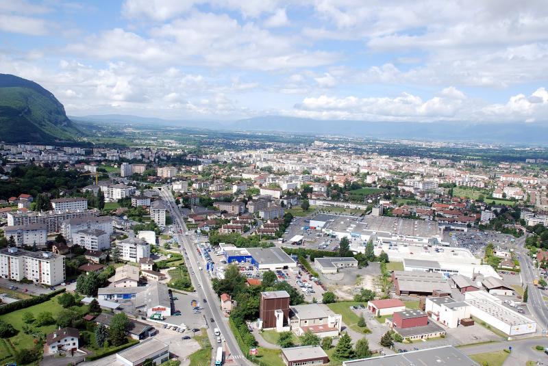 La ville d'Annemasse dans le département français de la Haute-Savoie vue du ciel.