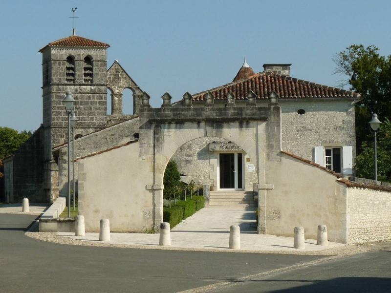 Mairie et église d'Ars, dans le département de la Charente.