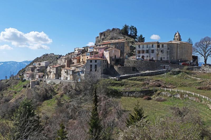 Vue sur le village en venant de Toudon, dans le département des Alpes-Maritimes.