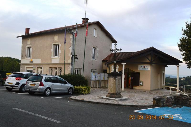 La mairie d 'Asprières .