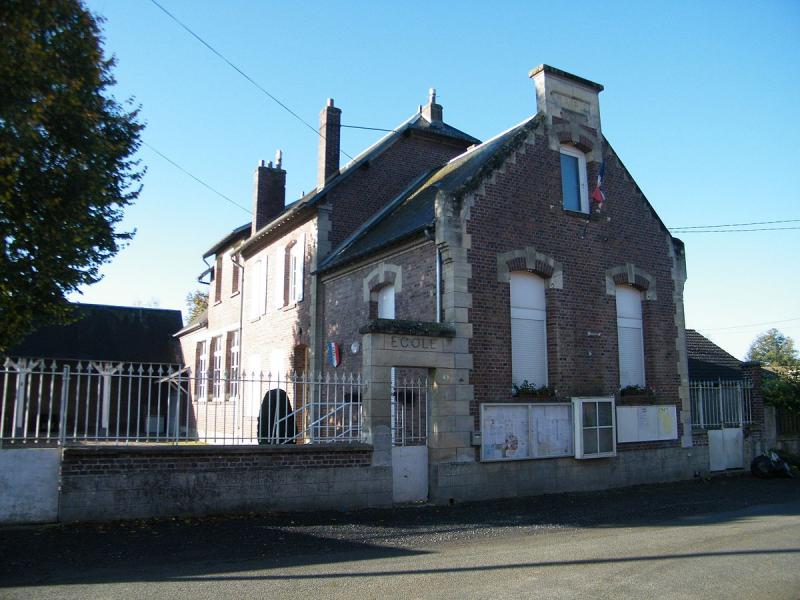 Mairie-école d'Assainvillers, dans le département de la Somme.