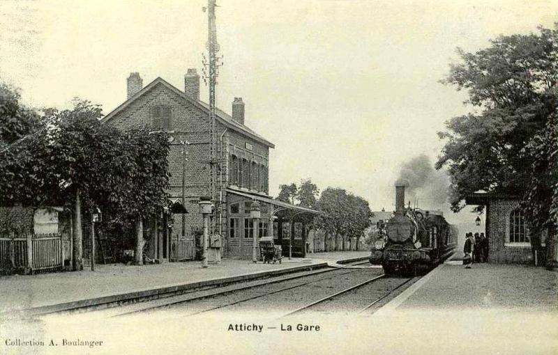 Train de voyageurs arrivant en gare d'Attichy, dans le département de l'Oise.