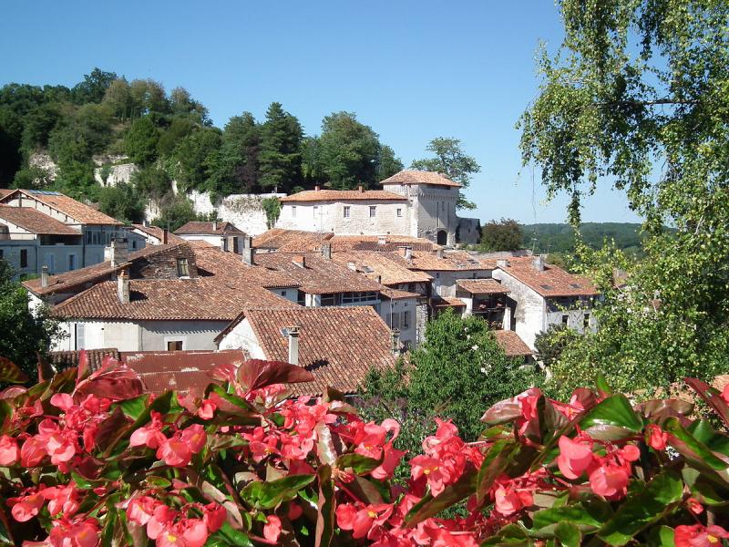 Le village d'Aubeterre et son château, dans le département de la Charente.