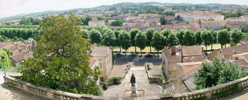 Panorama de la basse-ville d'Auch depuis le haut de l'Escalier Monumental, dans le département du Gers.