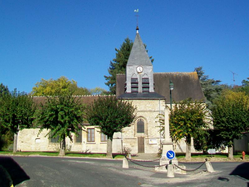 Face sud de l'église Saint-Gervais-et-Protais et le calvaire sur la place devant la mairie.