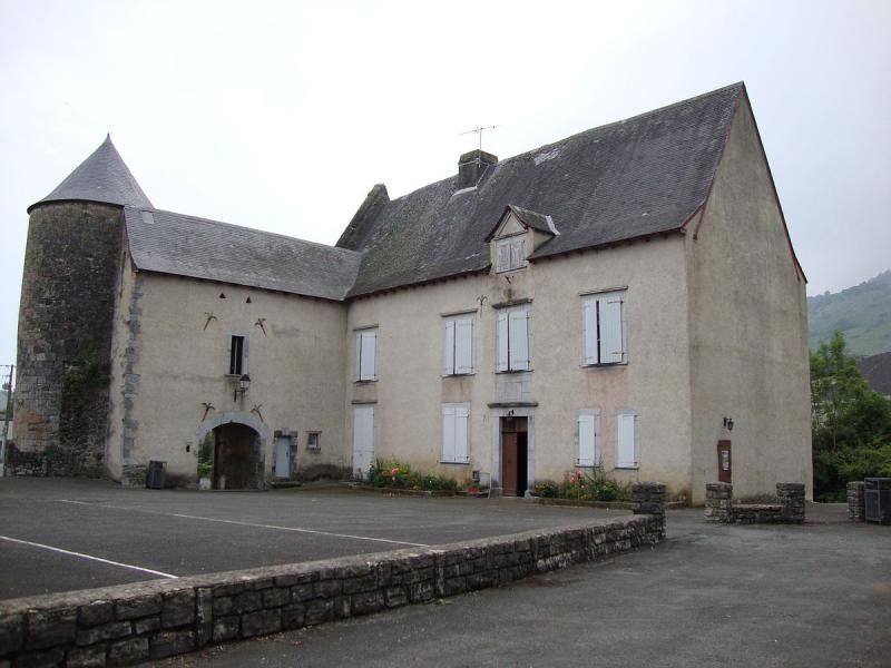 La mairie dans le château, côté cour, d' Aussurucq, dans le département des Pyrénées-Atlantiques.