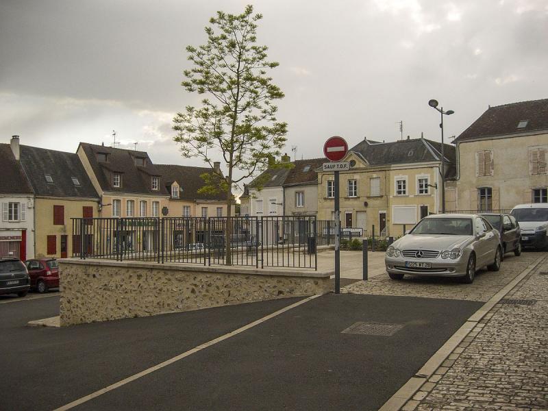 La place du marché d' Authon-du-Perche,  dans le département d'Eure-et-Loir.