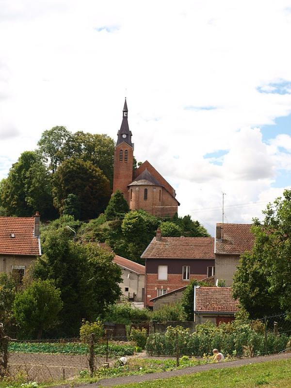 L'église surplombant le village à Autry, dans le département des Ardennes.