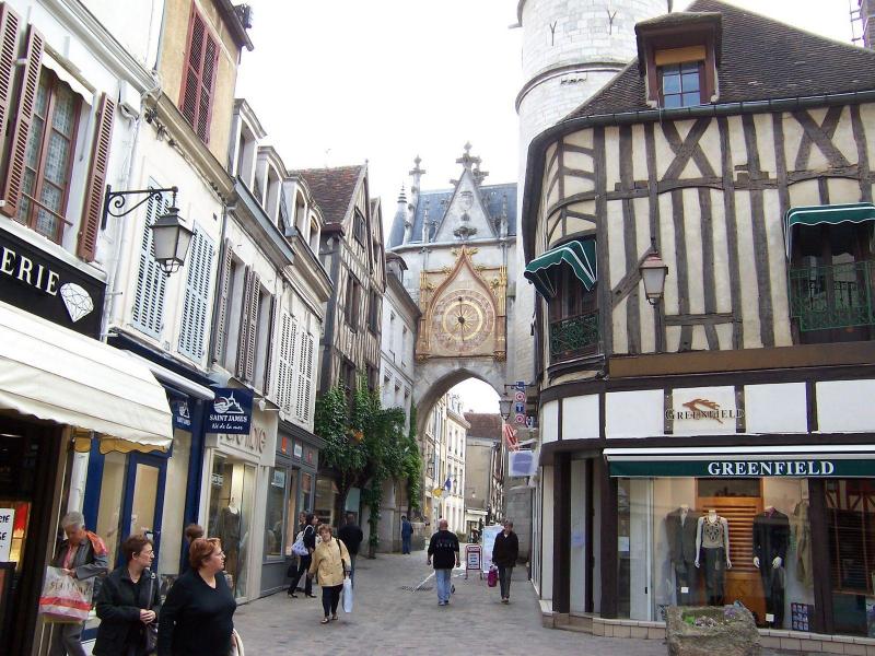 Photo de la tour de l'horloge à Auxerre, en région Bourgogne-Franche-Comté. 