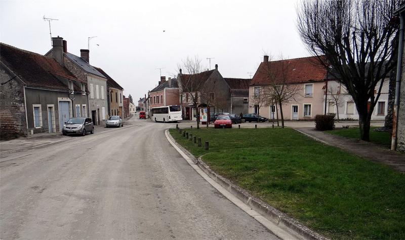 Place de l'église, à Auxy, dans le département du Loiret.