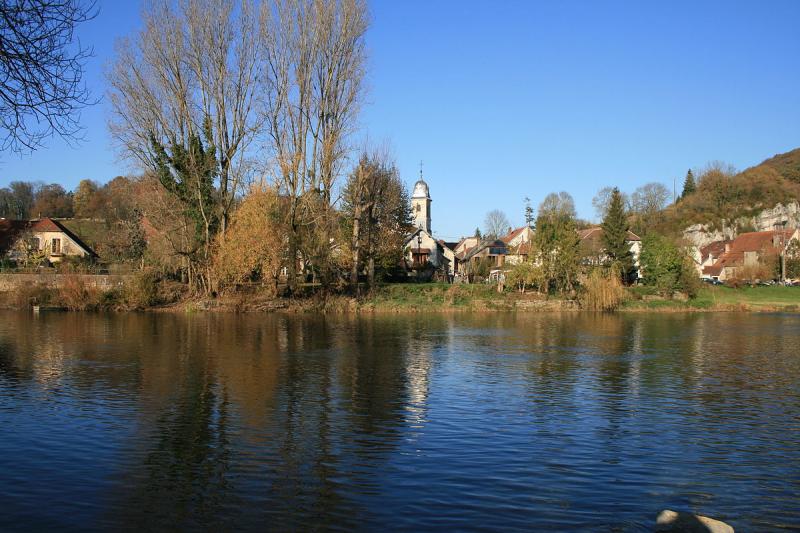 Vue d'Avanne depuis la rive gauche du Doubs.