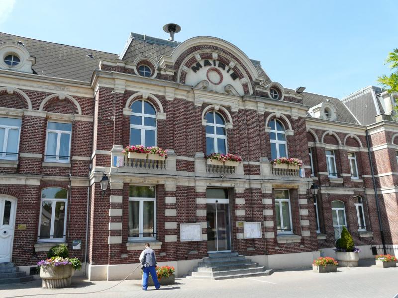 Maire d'Avesnes-les-Aubert.