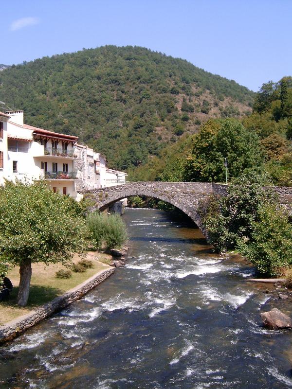 Vue de la commune d'Axat,dans le département de l'Aude.