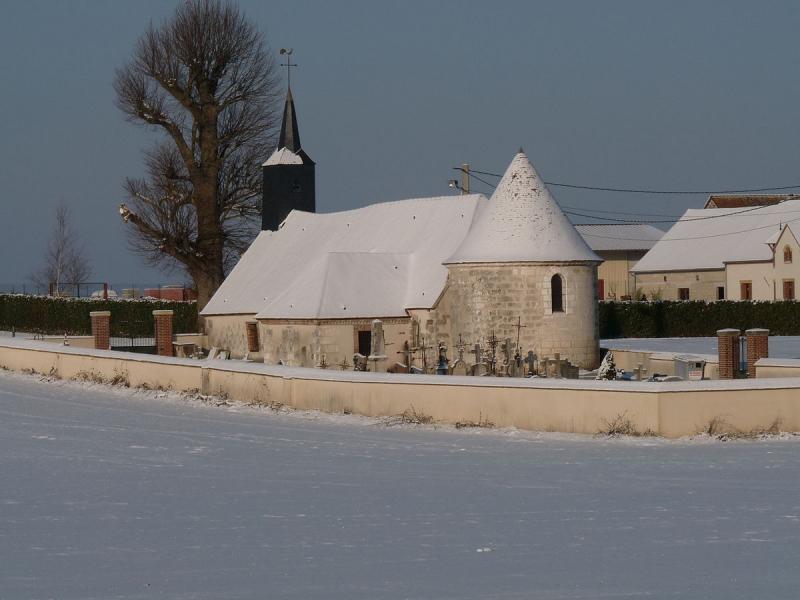 Église Saint Anne sous la neige à Baby, dans le département de la Seine-et-Marne.