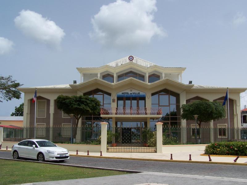 Photo de la mairie de Baie-Mahaultn Baie-Mahault, dans le département et la région de la Guadeloupe. 