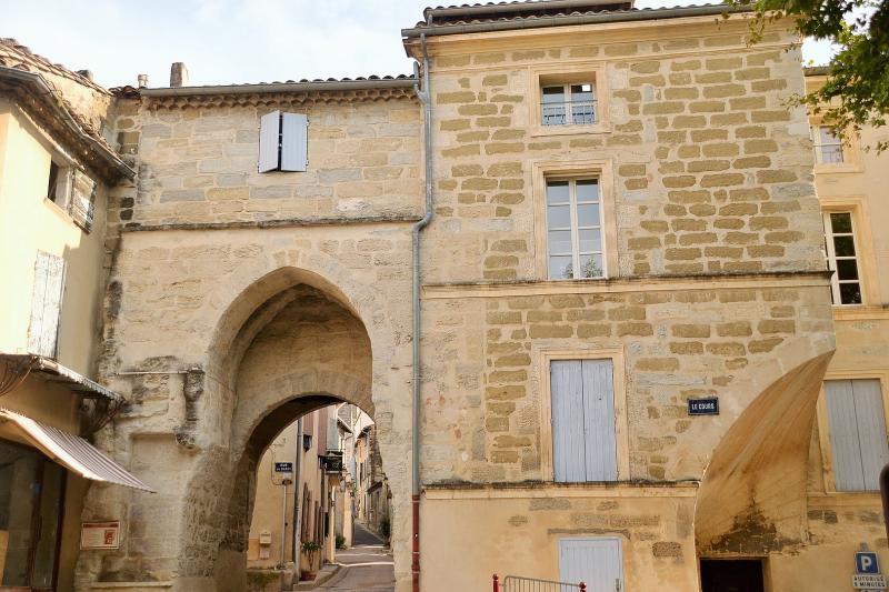 Barbentane, le cours Jean-Baptiste-Rey (entrée du vieux village).