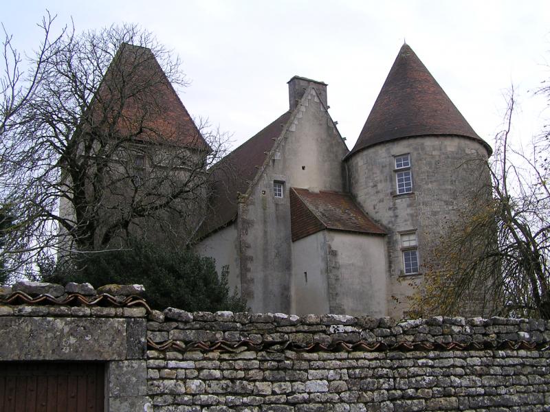  Le château de Barbezières, dans le département de la Charente.