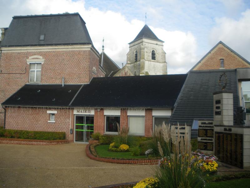 Vue du centre de Barlin : au premier plan la mairie, au second l'église, à droite le monument aux morts.