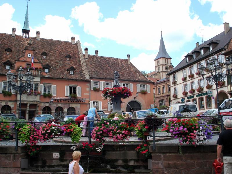 Place de l'Hôtel de ville de Barr, dans le département du Bas-Rhin.