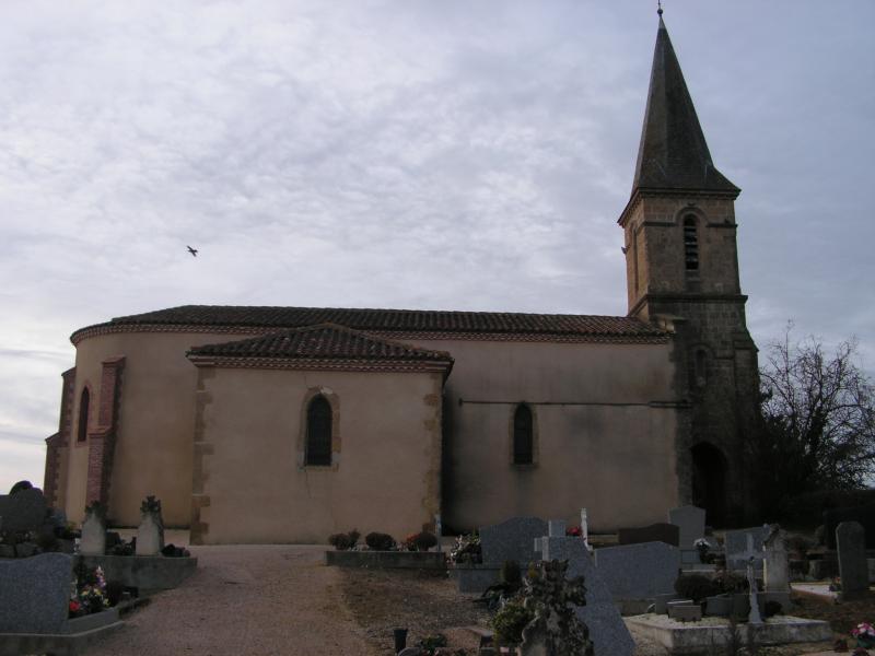 Église Saint-Pierre de  Bars.Vue générale depuis le cimetière, dans le déoartement du Gers. 