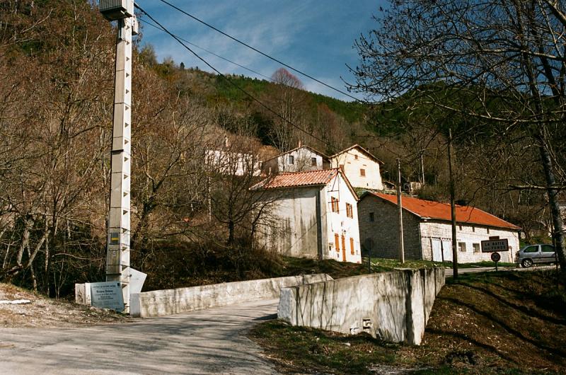 Vue du panneau d'entrée et du village de La Bâtie-des-Fonds