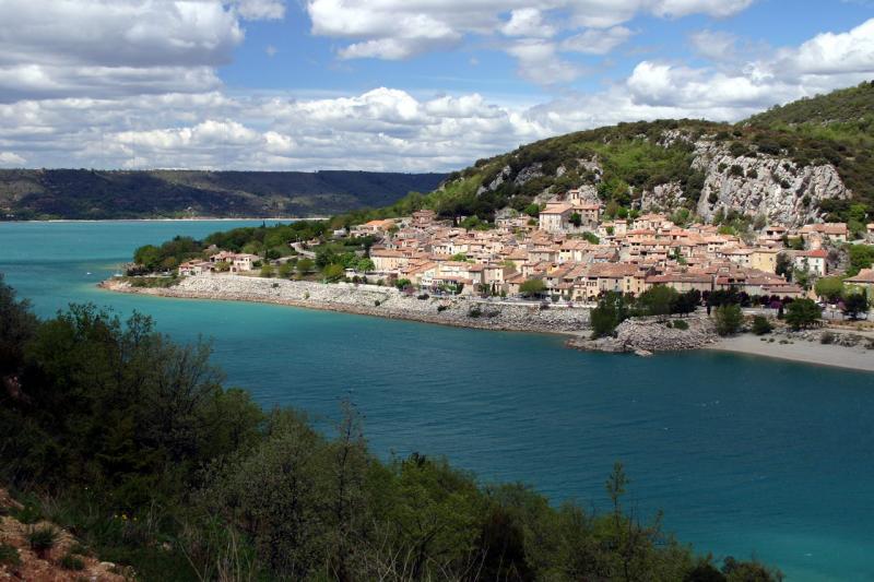 Le lac de Sainte-Croix et la commune française de Bauduen, dans le département du Var, en région Provence-Alpes-Côte d'Azur