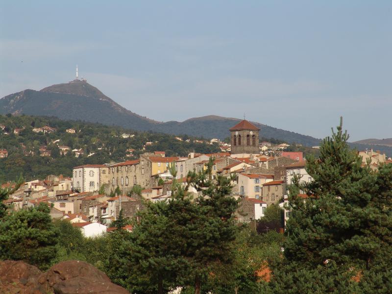 Beaumont avec en arrière-plan le puy de Dôme.