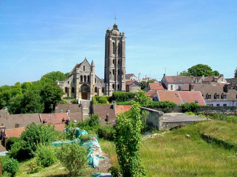 L'église Saint-Laurent de Beaumont-sur-Oise ; au premier plan, des vestiges du château.