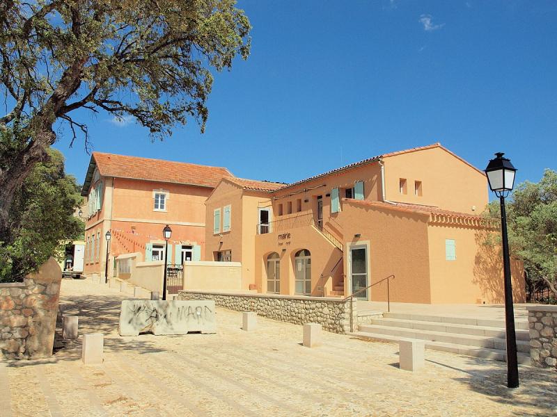   La mairie-école de Beaurecueil, dans le département des Bouches-du-Rhône.